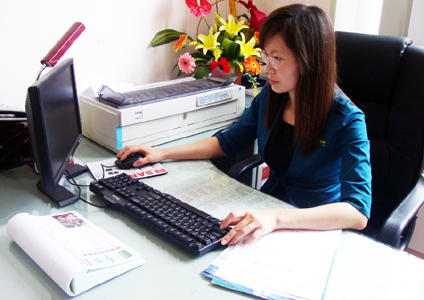 Bàn làm việc của kế toán giúp tiền tài vào cho giám đốc
